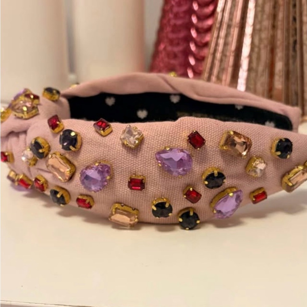 LELE SADOUGHI X ATLANTIC-PACIFIC
CRYSTAL KNOTTED HEADBAND